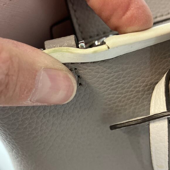 KATE SPADE GRAY PEBBLED LEAHTER WHTIE TRIM SMALL HANDBAG - Picture 2 of 16